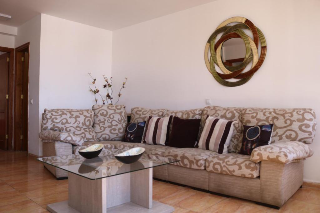 Sala de estar del apartamento de un dormitorio con sofá y mesa de centro
