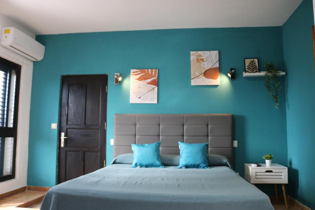Dormitorio del Estudio Estándar insonorizado con pared azul y cama doble